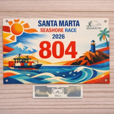 Imagen de un bib number de carrera y una rfid tag Monza 6 para cronometraje de la carrera Santa Marta SeaShore Race