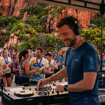 Imagen de un DJ pinchando consola en Santa Marta Seashore Race